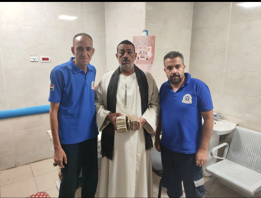 مسعف وسائق إسعاف يعيدان 180 ألف جنيه لأهالي مصاب في حادث بأسيوط
