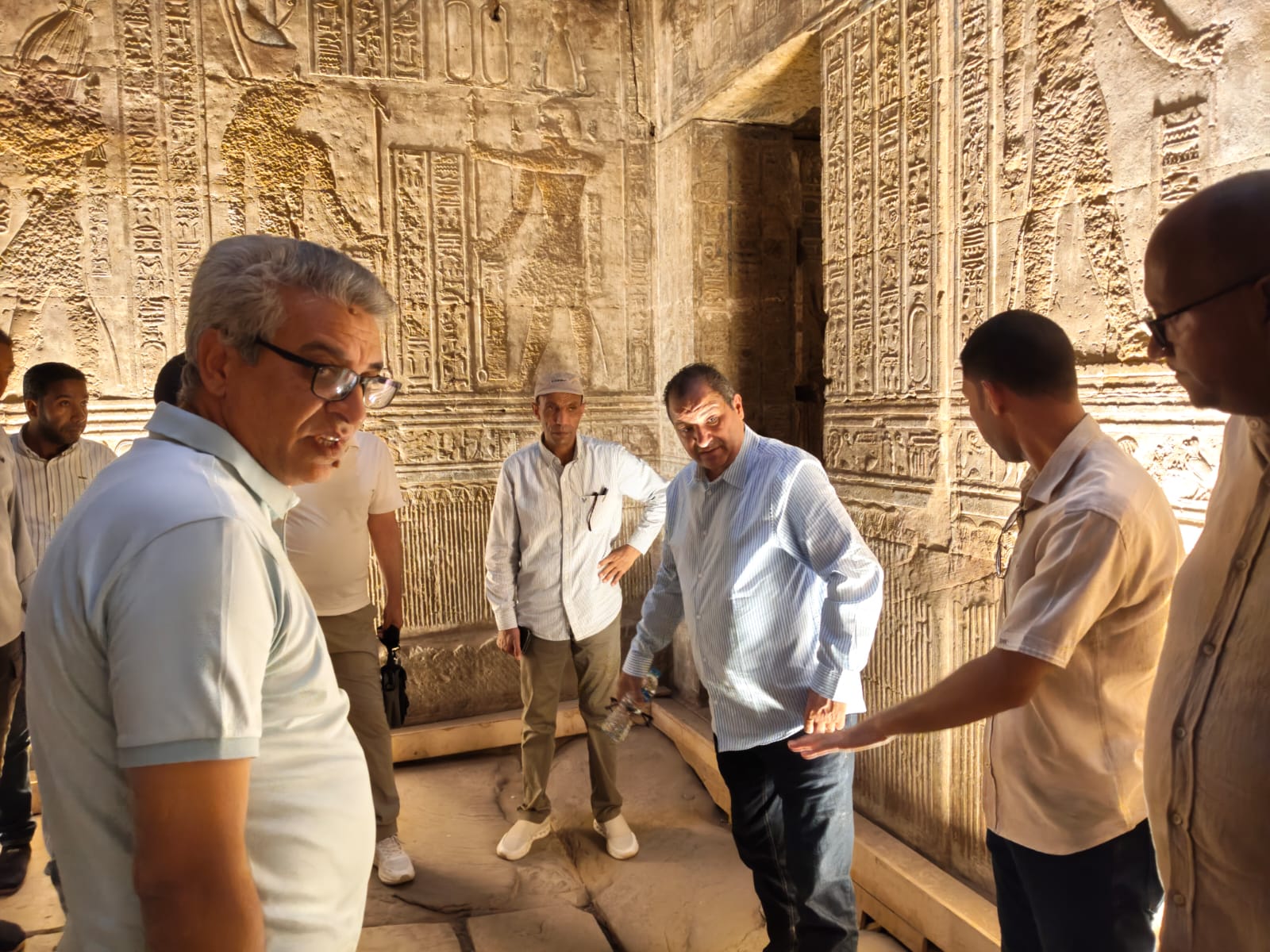 متابعة ترميم معابد أثرية