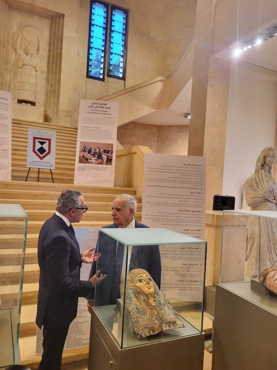سفير مصر لدى بيروت يتسلم القطع الأثرية
