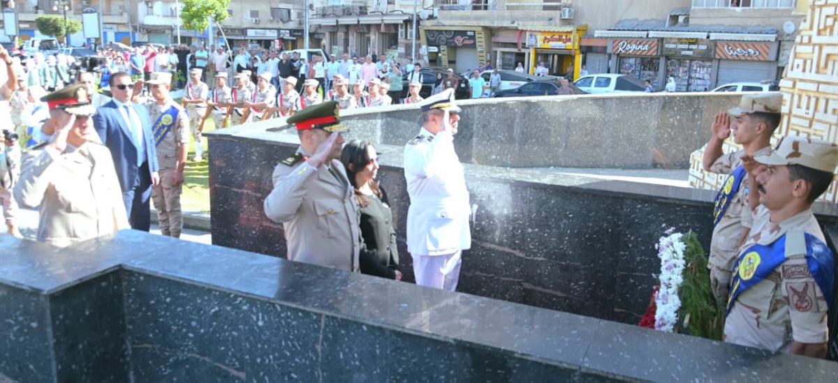 محافظ البحيرة ومدير الأمن يضعان إكليل زهور على النصب التذكاري للجندي المجهول 2