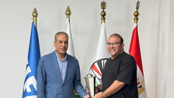 منتخب الشباب يسلم كأس بطولة شمال أفريقيا لاتحاد الكرة