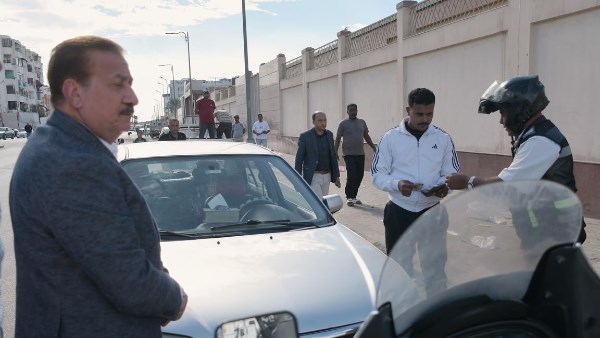 محافظ بورسعيد يضبط سيارة تسير عكس الاتجاه.. ويوجه إدارة المرور باتخاذ إجراءات قانونية عاجلة