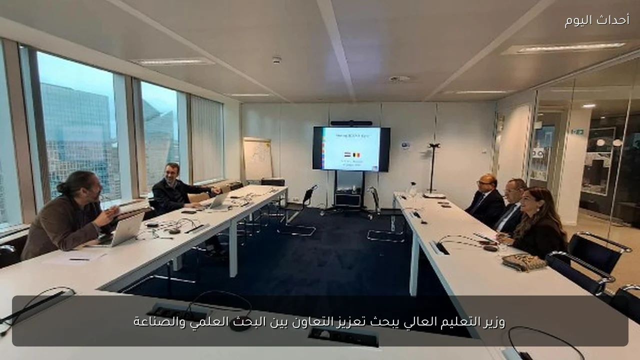 وزير التعليم العالي يبحث تعزيز التعاون بين البحث العلمي والصناعة