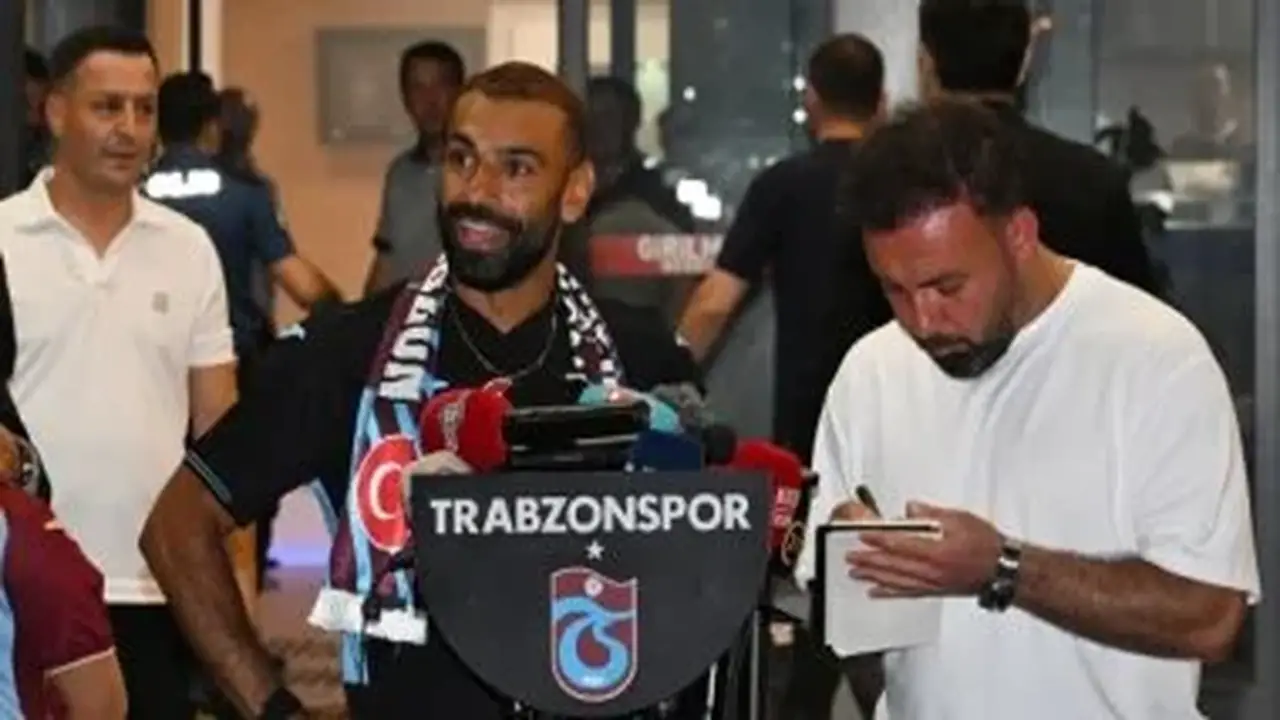 محمد صلاح يثير ضجة في طرابزون.. حلاق تركي يقدم قصة شعر الفرعون كموضة جديدة