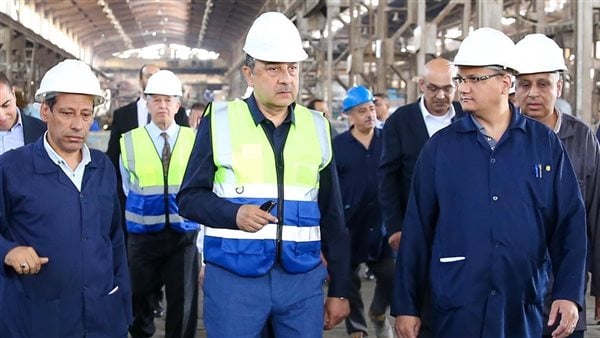 وزير قطاع الأعمال يزور مصانع النحاس ويحث على تحديث الإنتاج وتعزيز بيئة العمل