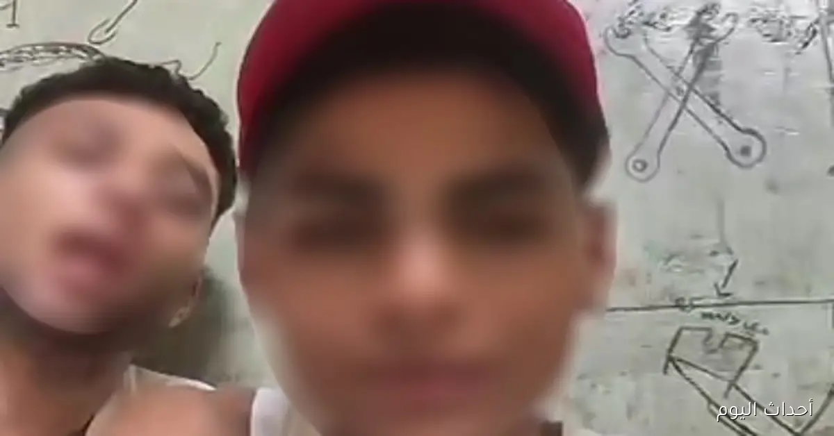 بلوجر يتعاون مع صديقته لتصوير فيديو مثير يدعيان فيه أنهما داخل حجز قسم شرطة لزيادة المشاهدات