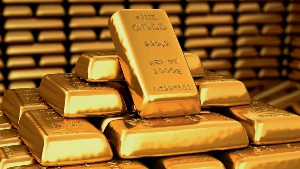 الذهب يتراجع من ذروته التاريخية