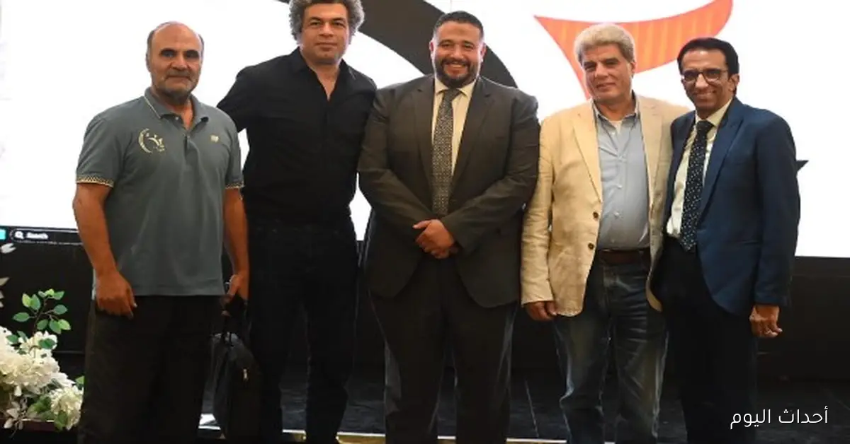 أسرة الطائرة البارالمبية تمنح الرئاسة الشرفية لأسطورة الأهلي تقديراً لإنجازاته