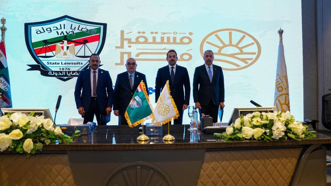صورة أخرى من توقيع البروتوكول