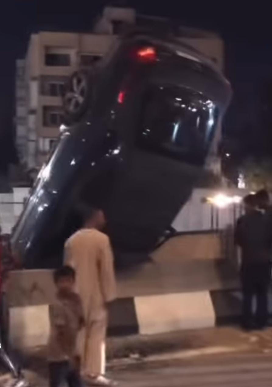 تجمع الأهالي حول السيارة
