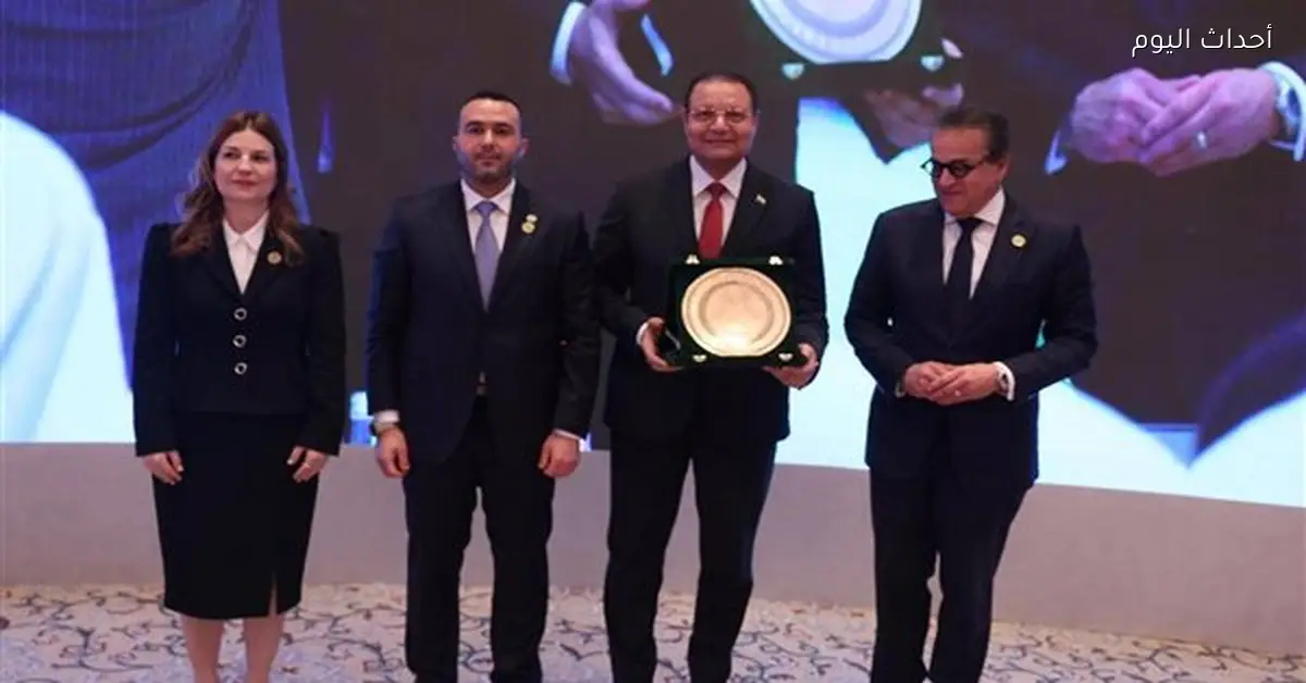 الدكتور أحمد طه يفوز بجائزة الطبيب العربي 2025