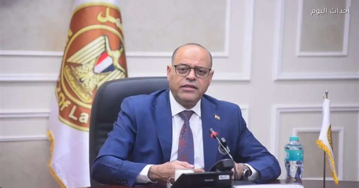 تسليم عقد عمل لسيدة من المحلة بشركة ملابس جاهزة