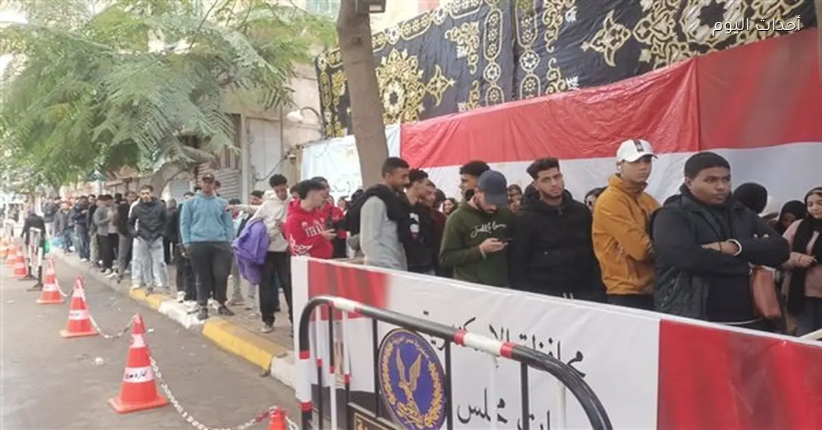 توافد الناخبين على لجان التصويت في قنا