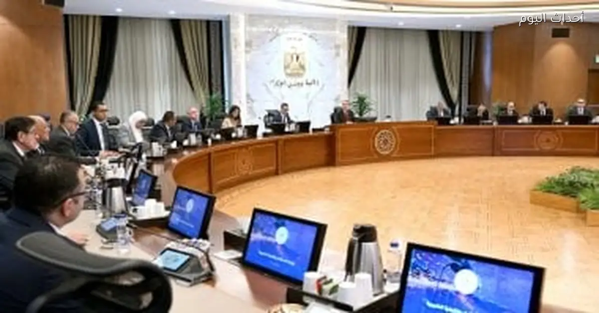 رئيس الوزراء يدعو رجال الأعمال لزيادة استثماراتهم في الفرص الواعدة