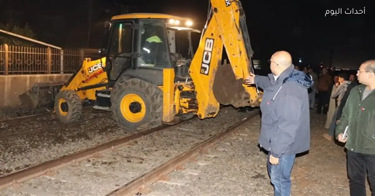 رفع 3 كونتينرات سقطت من قطار بضائع في طوخ