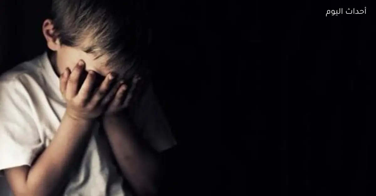 طالب في أكتوبر تعرض للاعتداء من اتنين خارج المدرسة في بيته