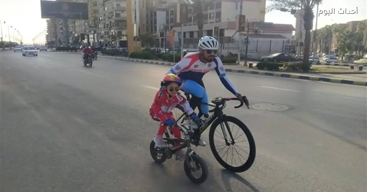 طفلة ببني سويف تبرز في فعاليات لعبة الدراجات