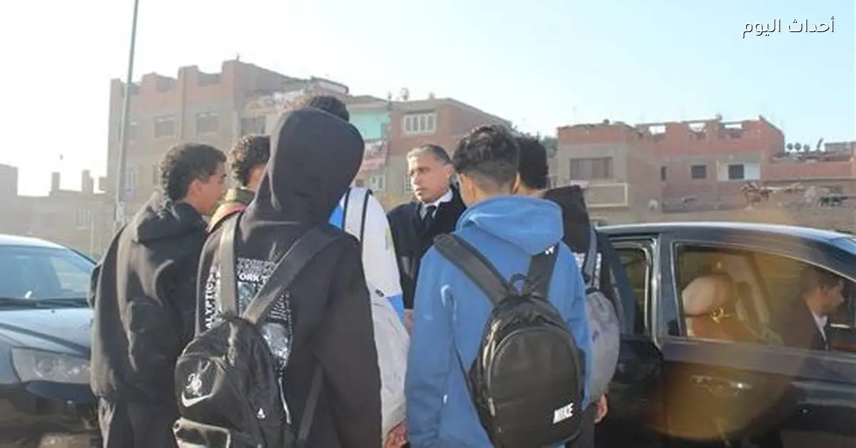 طلاب مفصولين خارج المدرسة ووكيل تعليم الجيزة يقرر يرجعهم للدراسة