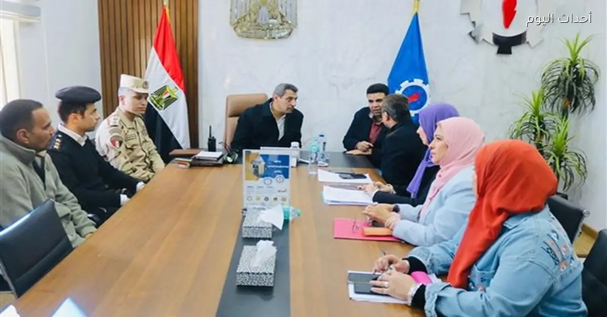 محافظ السويس يراقب العملية الانتخابية من مركز الطوارئ