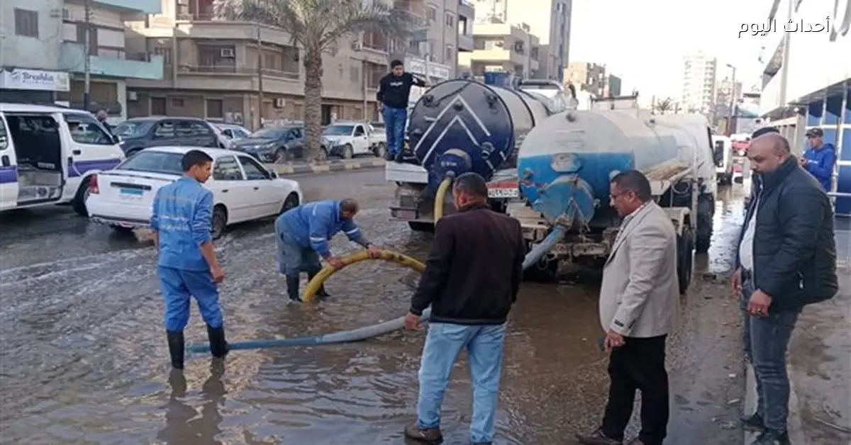 محافظ بني سويف يتابع إصلاح كسر بخط مياه في شارع الجيار