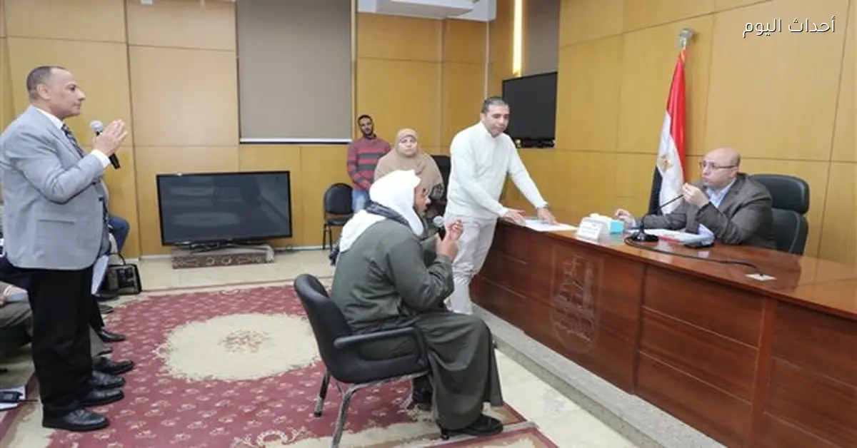 محافظ بني سويف يناقش شكاوى المواطنين ويعزز الحلول