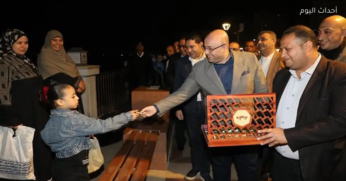 محافظ بني سويف يوزع الشوكولاتة على المواطنين في الممشى السياحي