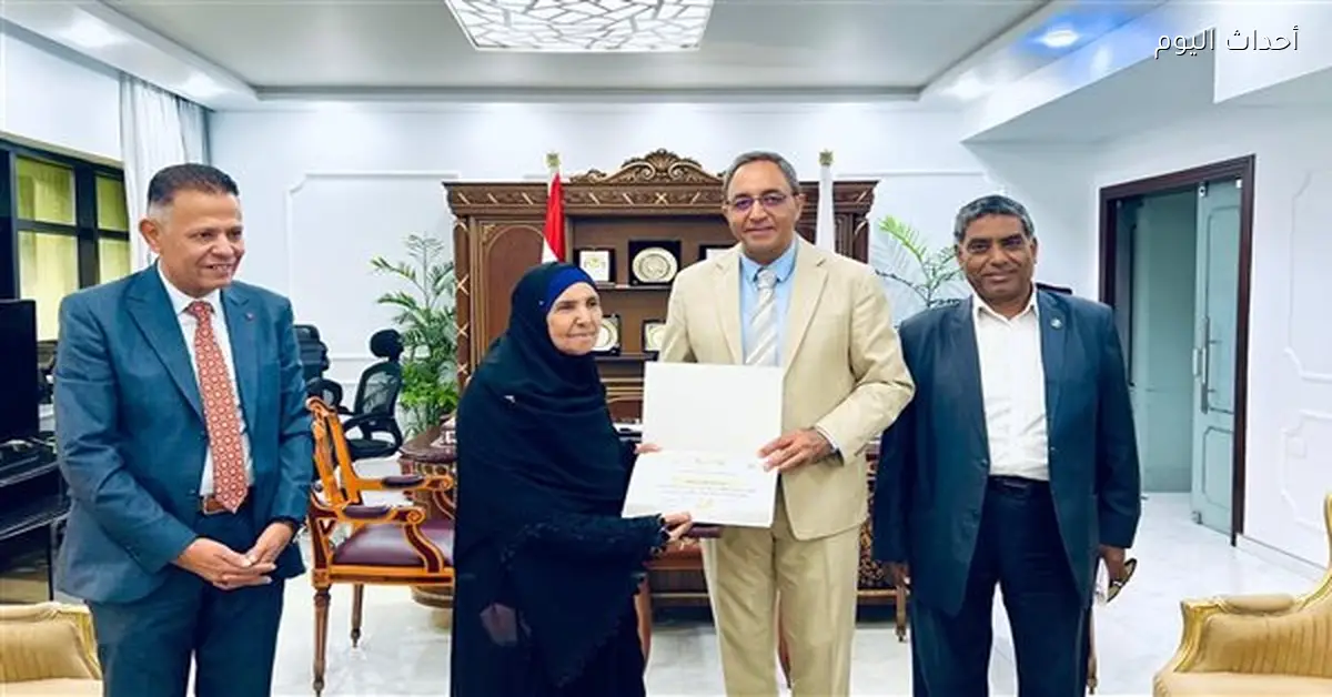 محافظ قنا يكرم دارسة من ذوي الهمم لشهادة محو الأمية