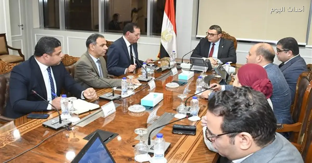 وزير الإسكان يبحث تنظيم إعلانات الطرق في المدن الجديدة