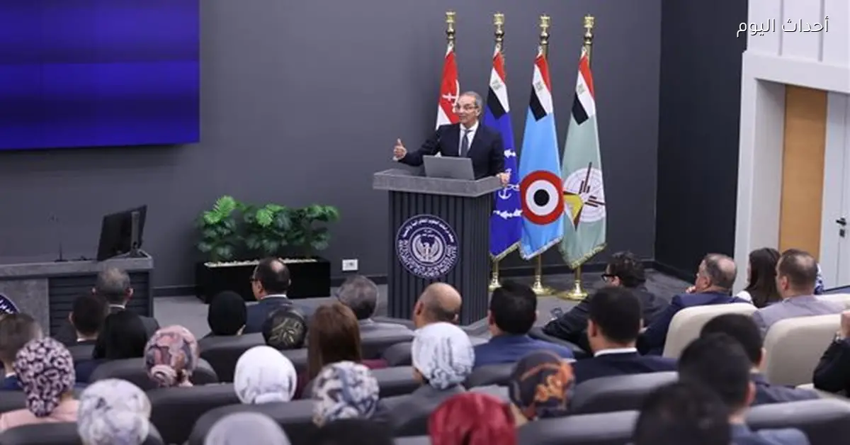 وزير الاتصالات يلتقي ضباط القوات المسلحة للتمثيل الدبلوماسي