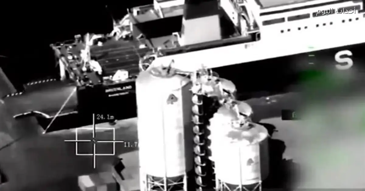 وصول سفينتين محملتين بالأسلحة من الإمارات إلى ميناء المكلا في فيديو للتحالف العربي