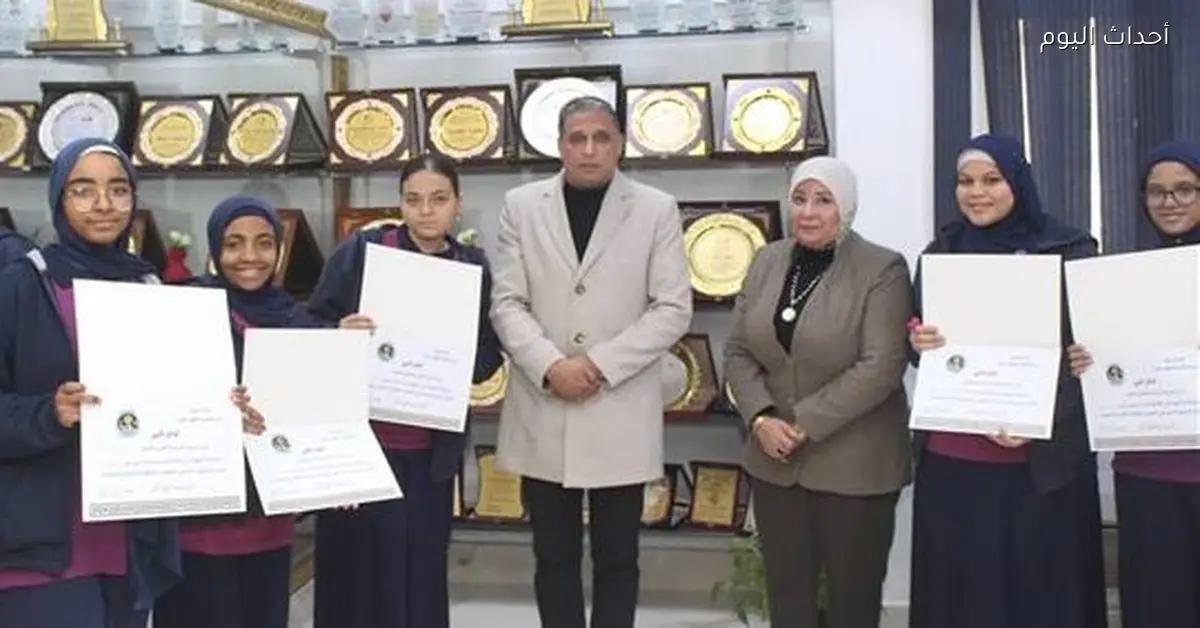 وكيل تعليم الجيزة يكرم طلاب الدقي اللي كانوا منتظمين في الحضور خلال الترم الأول