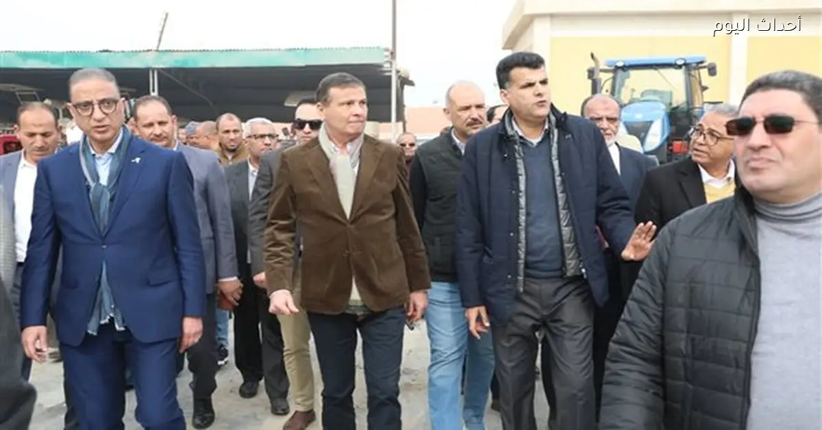 وزير الزراعة يوزع 15 “فراطة ذرة” على مزارعي الفيوم