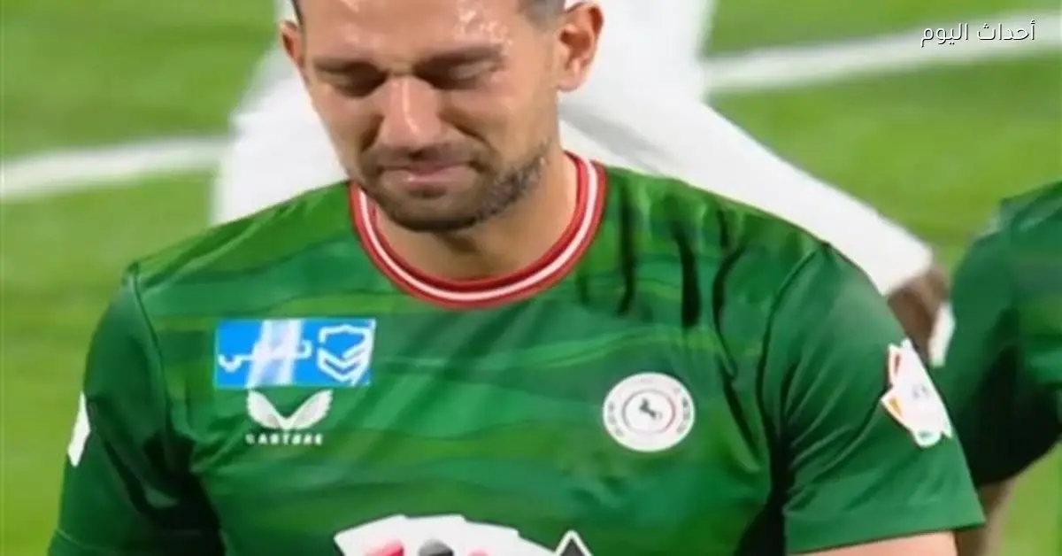 أحمد حسن كوكا يغادر الملعب مصابًا في مباراة الدوري السعودي