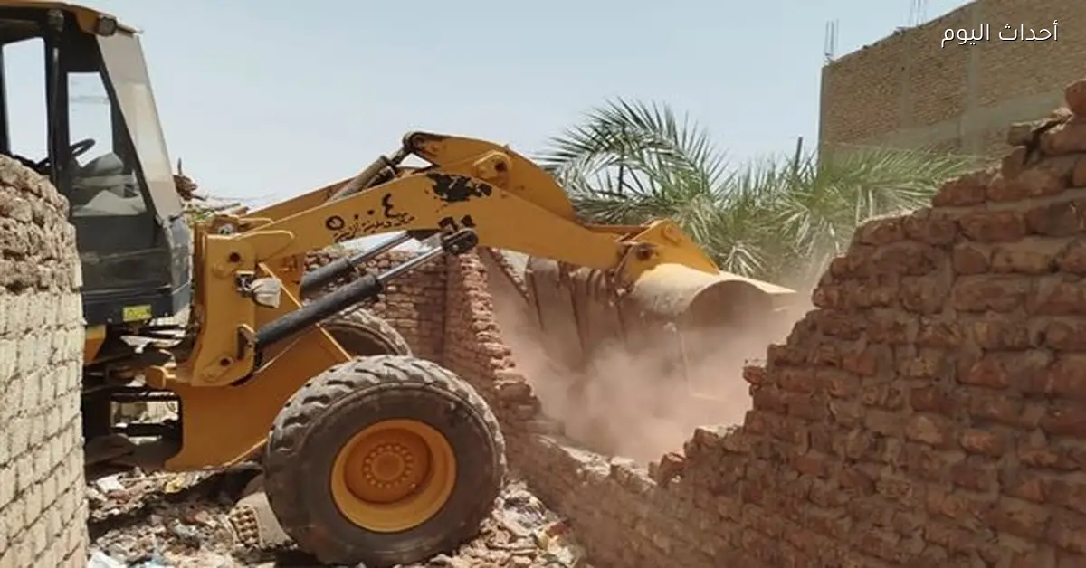 إزالة 14 حالة تعد على أراضي الدولة في مركز قنا