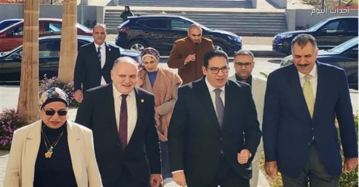 رئيس جامعة القاهرة يزور امتحانات الجامعة الأهلية والفرع الدولي