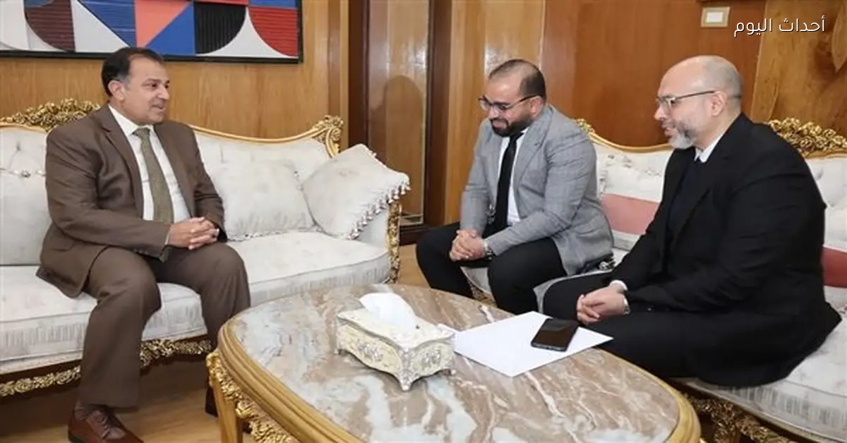 رئيس جامعة قنا يستعرض التجهيزات لتطبيق “موارد” الإلكتروني