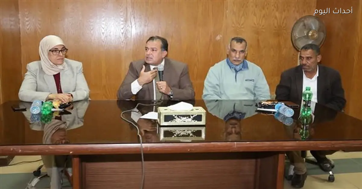 رئيس جامعة قنا يكرم موظفاً بمناسبة تقاعده