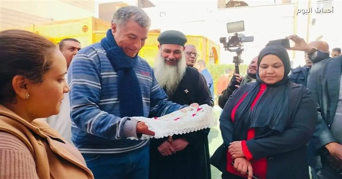 رئيس مركز قوص يزور معرض المشغولات اليدوية