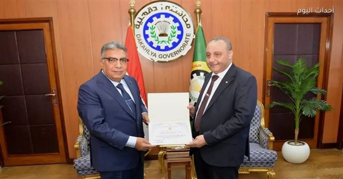 محافظ الدقهلية يكرم مدير عام المجالس بمناسبة التقاعد
