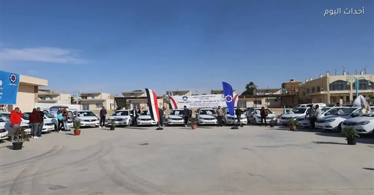 محافظ السويس يوزع الدفعة الرابعة من سيارات التاكسي الجديدة