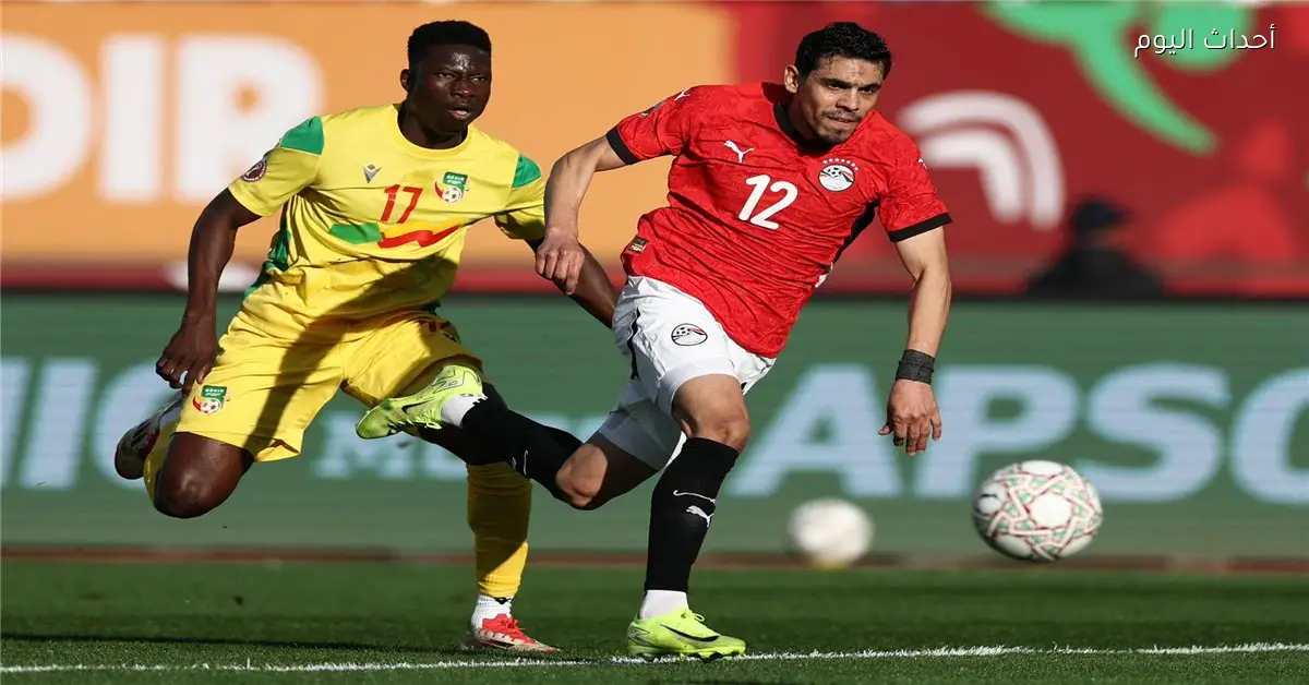 محمد حمدي يترك مباراة مصر وبنين للإصابة