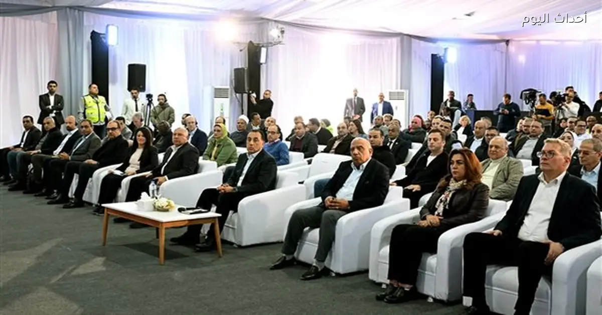 مدبولي يطلق مشروع توليد الكهرباء بالطاقة الشمسية في نجع حمادي