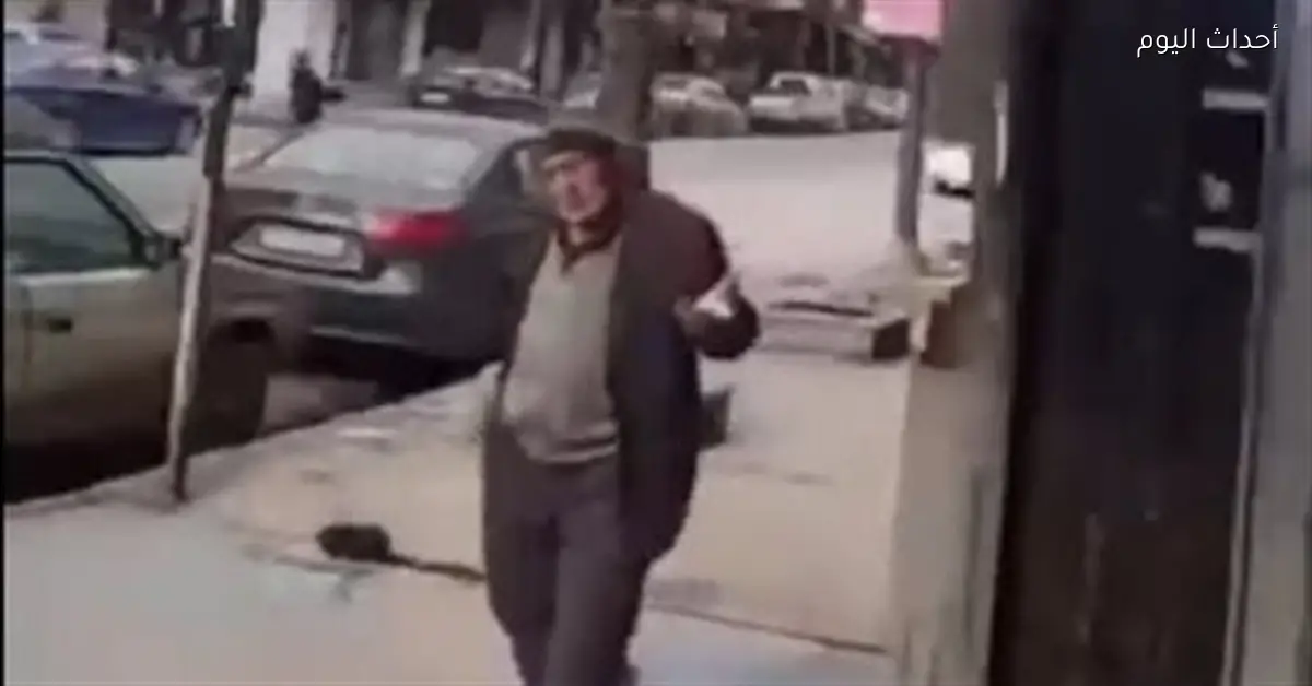 مسن يسأل مسلحًا عن بائع خمور وسط القصف في حلب