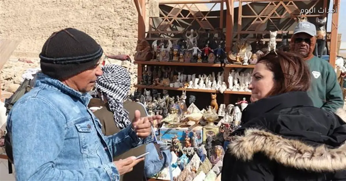 نائب محافظ الجيزة تراقب بائعين في أهرامات الجيزة