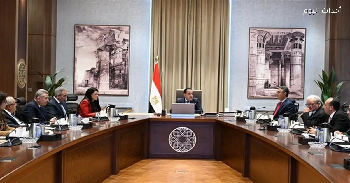 رئيس الوزراء يناقش خطط تطوير الأداء المالي للسلع التموينية