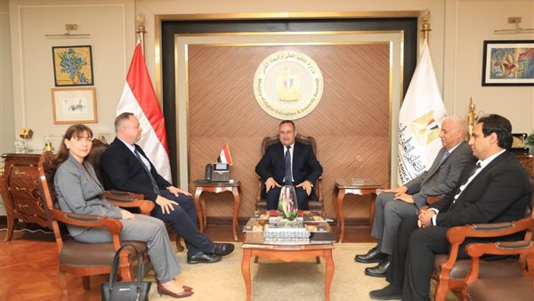 وزير التعليم العالي يناقش إنشاء فرع جامعة إيست لندن في مصر