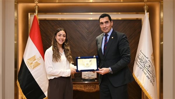 تكريم هانيا الحمامي من وزير الرياضة بعد فوزها ببطولة الجونة الدولية للاسكواش