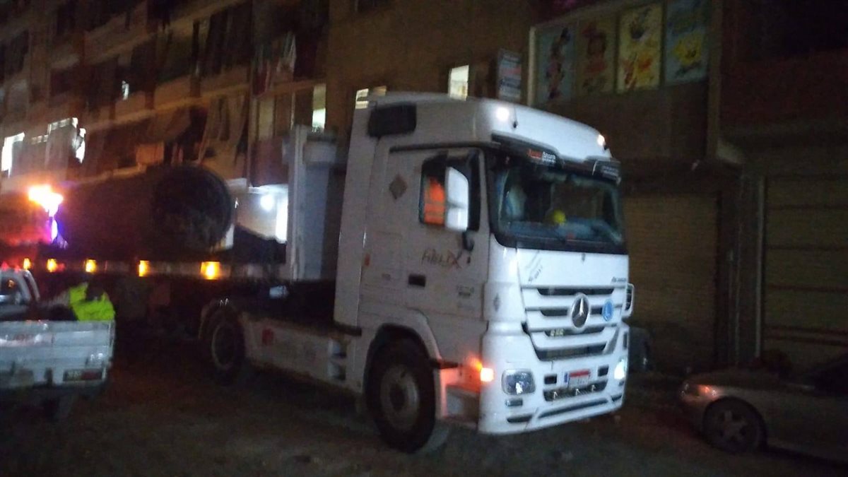 جانب من رفع ماسورة صرف صحي عمومية