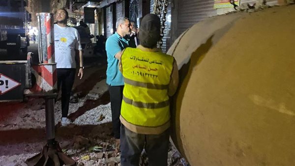 رفع ماسورة صرف صحي عمومية بشارع 15 في حي السلام أول