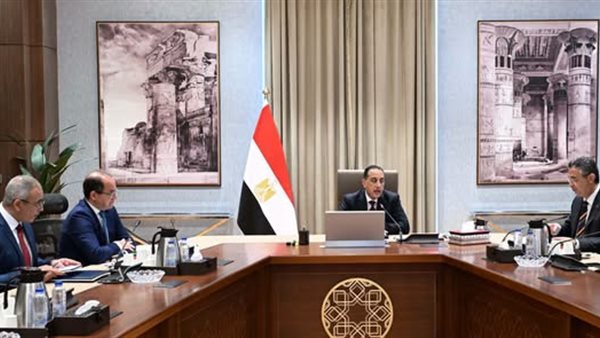 رئيس الوزراء يراقب توفير مخزون كافٍ من السلع والدعم